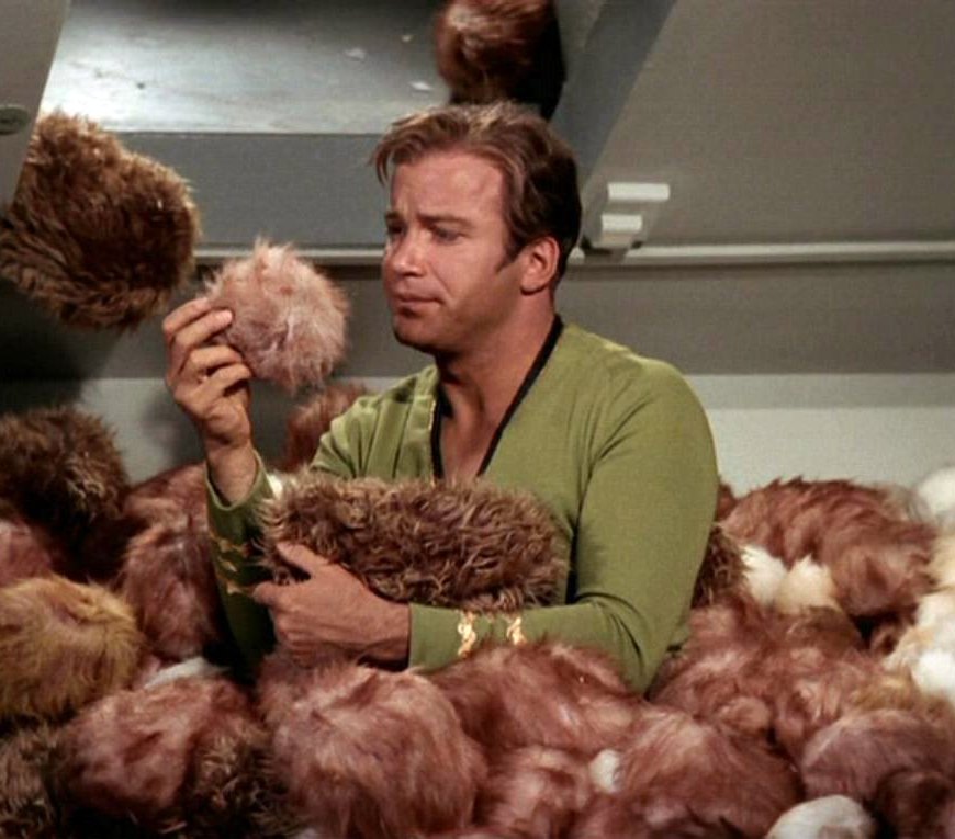Kirk_surrounded_by_Tribbles